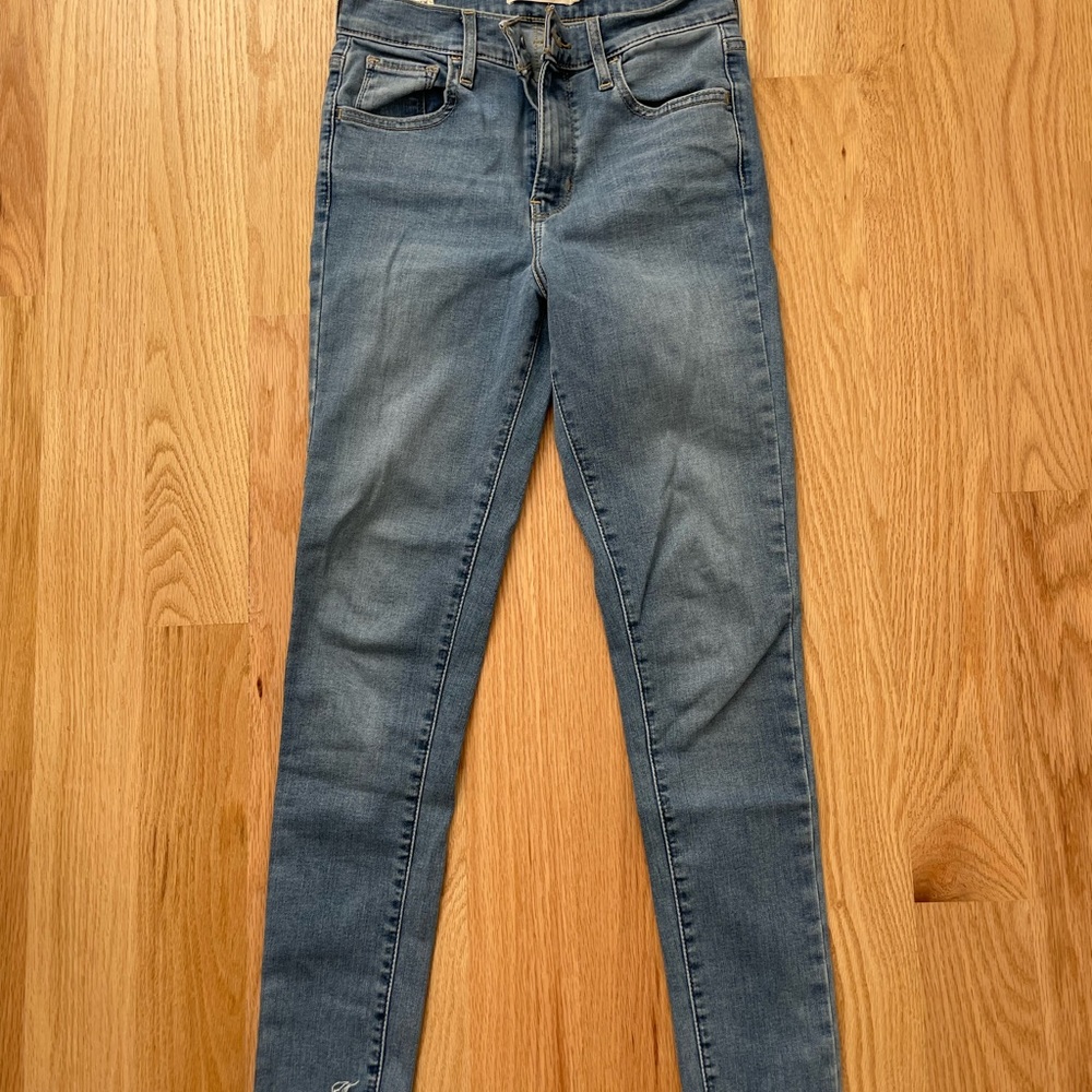 Levi’s light wash 720 high rise super skinny jeans